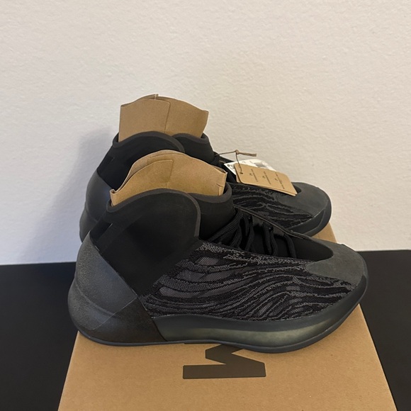 NWT Unisex Adidas YEEZY "QNTM" sneakers - Picture 5 of 7